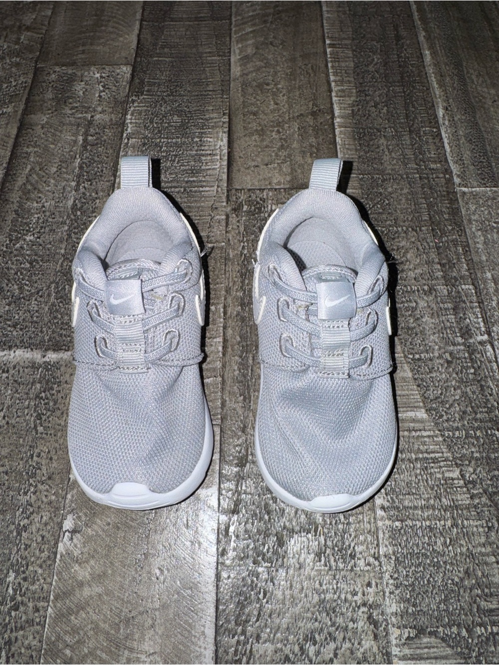 Nike Kids' Light Gray Mesh Sneakers with White Swoosh - Picture 2 of 3